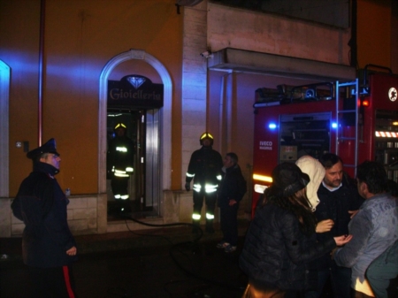 Incendio nella gioielleria, distrutto il laboratorio orafo