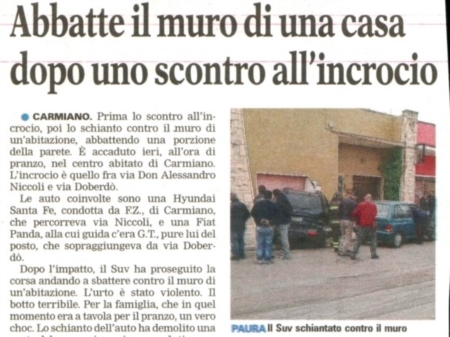 Abbatte il muro di una casa dopo uno scontro all'incrocio