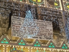 Lenzuolata alla festa e scatta la protesta