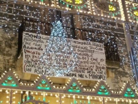 Lenzuolata alla festa e scatta la protesta