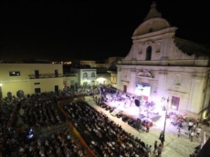 L'attività organizzativa del "Premio Terre del Negroamaro"  ad un'unica associazione: l'opposizione vuole chiarezza