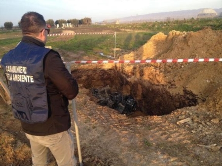Rifiuti interrati, scatta il sequestro