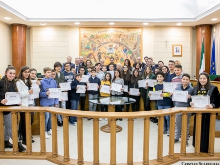 Premio simbolico in denaro agli studenti superbravi