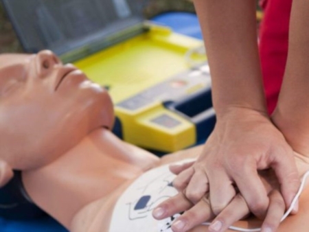 Primo soccorso a scuola, formazione e defibrillatori