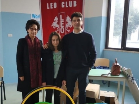 Materiale didattico agli alunni donato dai giovani di Club Leo Messapia