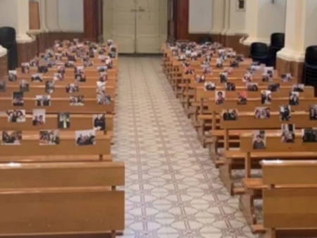 Le foto dei parrocchiani attaccate ai banchi vuoti, cos� i fedeli sono 