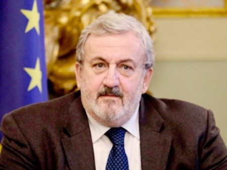 Obbligo mascherina davanti a scuole, luoghi di attesa e sempre quando non c�� distanziamento