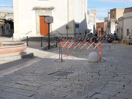 Basolato dissestato, transennate piazza e strade in attesa di riparazione