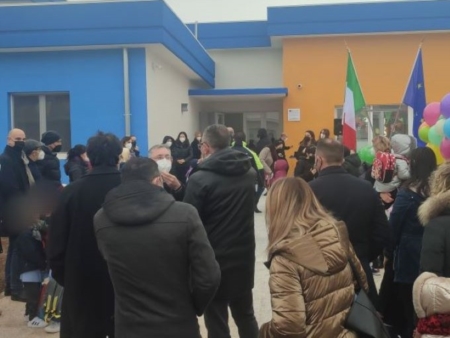 Scuola dellinfanzia, i bambini ritornano nelle aule del plesso di via Manzoni