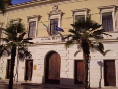 Indennità ai politici, si infiamma lo scontro