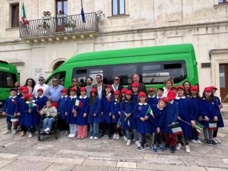 A Guagnano due scuolabus elettrici allinsegna di sostenibilit e inclusione